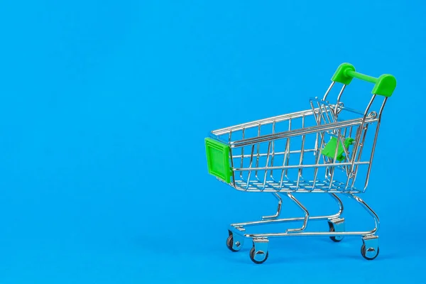 Cesta de comida sobre un fondo azul . —  Fotos de Stock