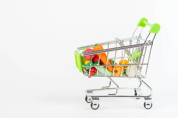 Brinquedo Carrinho Compras Miniatura Com Uma Variedade Frutas Legumes Coloridos — Fotografia de Stock