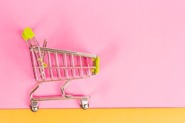 renkli bir arka plan üzerinde alışveriş sepeti.