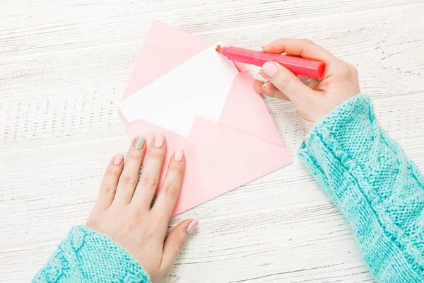 Vista superior. Mano de niña escribiendo carta de amor . — Foto de Stock