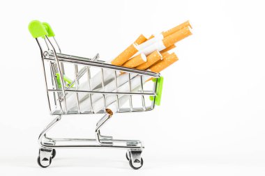 Beyaz arka plan üzerinde sigara ile gıda sepeti