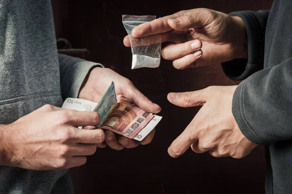 Hand av missbrukare man med pengar att köpa dos kokain eller heroin — Stockfoto