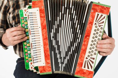 Müzisyen el akordeonlar closeup oynuyor. Beyaz arka plan üzerinde izole