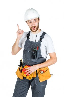 Bir Oluşturucu veya bir çalışan beyaz duvar arka plan üzerinde yansıyan bir koruyucu kask içinde.