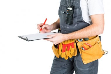 Builder panoya yazar. Beyaz arka plan üzerinde izole.