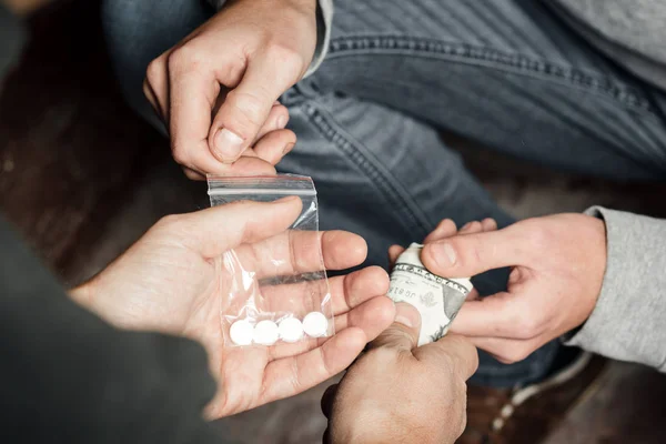 Doz kokain ya da kahraman ya da başka bir narkotik uyuşturucu satıcısından satın para ile bağımlısı adamın elini. İlaç kötüye kullanımı ve trafik kavramı.