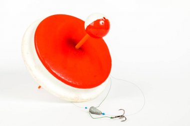 Balık tutma malzemeleri el yapımı. Yuvarlak biriktiricileri balıkçılık için. Beyaz bir arka plan üzerinde balıkçılık aksesuarları.