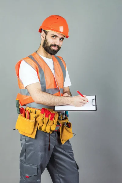 Construtor Capacete Laranja Fundo Cinza Assina Algo — Fotografia de Stock