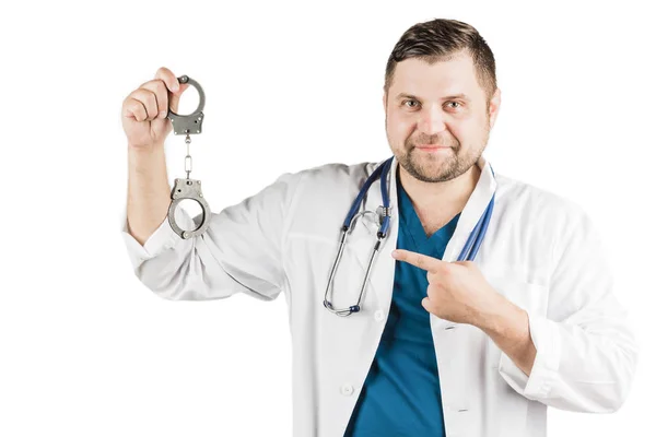 带着听诊器的白大褂的医生认为 handcu — 图库照片