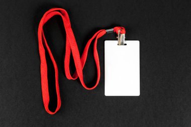 Boş kartı kimliği / simgesi portakal ile kemer üzerinde siyah bir arka plan. Metin için yer.