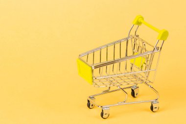 sarı bir arka plan iş finans satın alma kavramı üzerinde alışveriş sepeti.