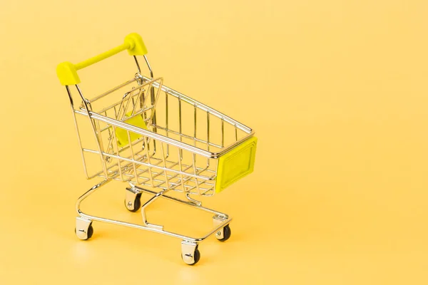 Carrinho Supermercado Fundo Amarelo Conceito Compra Finanças Negócios — Fotografia de Stock