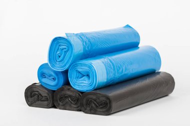 Beyaz arkaplanda izole edilmiş tek kullanımlık çöp torbaları