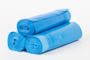 Beyaz arkaplanda izole edilmiş tek kullanımlık çöp torbaları