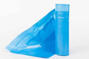 Beyaz arkaplanda izole edilmiş tek kullanımlık çöp torbaları