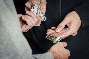 Doz kokain ya da kahraman ya da başka bir narkotik uyuşturucu satıcısından satın para ile bağımlısı adamın elini. İlaç kötüye kullanımı ve trafik kavramı.