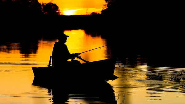 Rybáři Člunu Rybářským Prutem Ruce Zapadajícím Slunci Silueta Rybáře — Stock fotografie