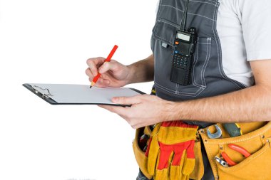 Builder panoya yazar. Beyaz arka plan üzerinde izole.