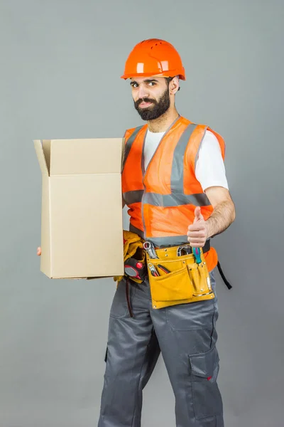 Άνδρας Οικοδόμος Ένα Κράνος Πορτοκαλί Ένα Κουτί Από Χαρτόνι Χέρια — Φωτογραφία Αρχείου