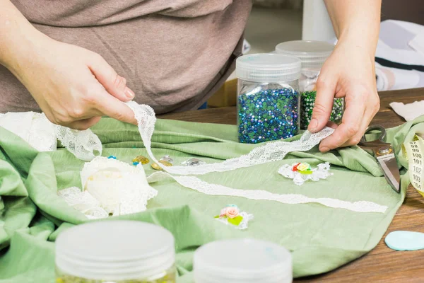 Una mujer está haciendo joyas, un taller en casa. Las manos femeninas que cr — Foto de Stock