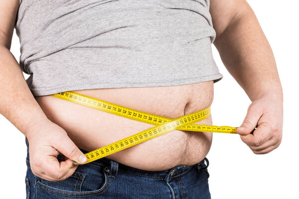 Толстый зрелый мужчина измеряет желтую измерительную ленту
 