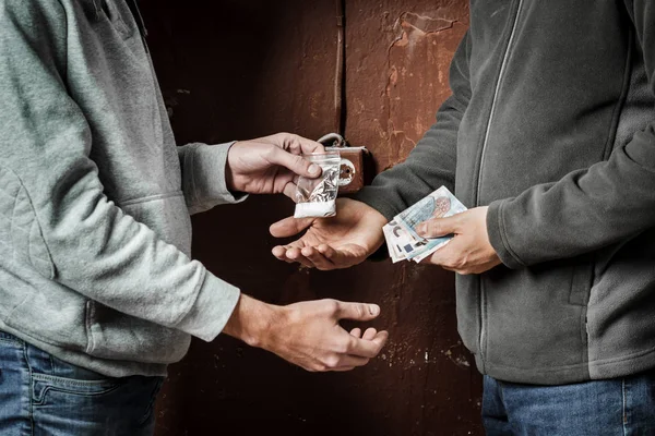Χέρι του εξαρτημένος άνθρωπος με χρήματα αγοράζοντας δόση κοκαΐνης ή ηρωίδα. Έννοια κατάχρηση και κυκλοφορίας φαρμάκων. — Φωτογραφία Αρχείου