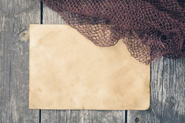 Balık tutma malzemeleri - net, eski parça kağıt ahşap arka plan üzerinde balık tutma.