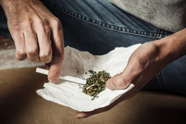 Ein Drogenabhängiger Macht Eine Zigarette Mit Marihuana Das Konzept Von — Stockfoto