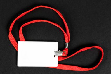 Boş kartı kimliği / simgesi portakal ile kemer üzerinde siyah bir arka plan. Metin için yer.