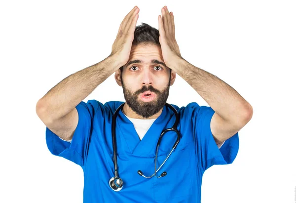 Un medico maschio è sconvolto o preoccupato. Isolato sul retro dello studio bianco — Foto Stock