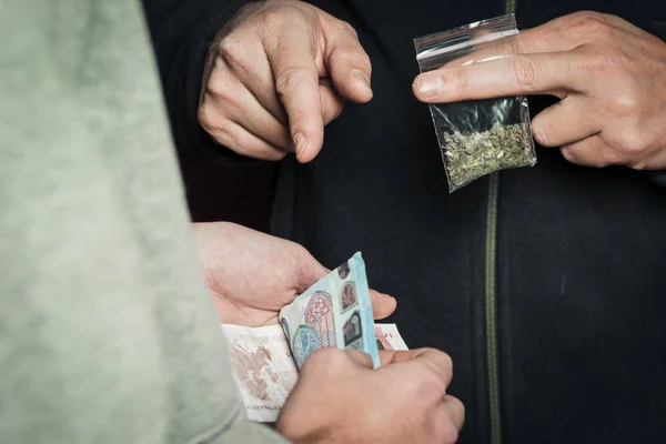 Ruka muže narkoman s penězi nákup dávka kokainu nebo hrdinka — Stock fotografie