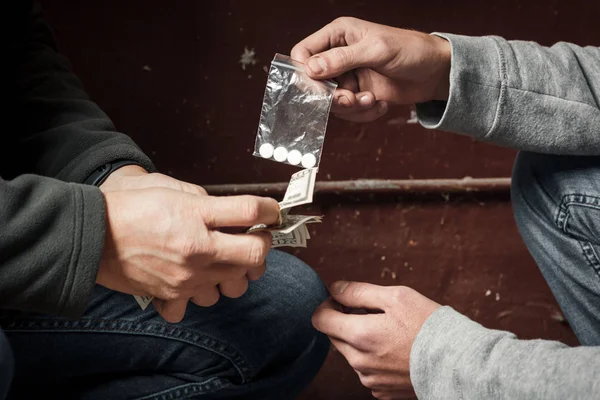 Hand eines süchtigen Mannes mit Geld, das Kokain oder Heroin kauft — Stockfoto