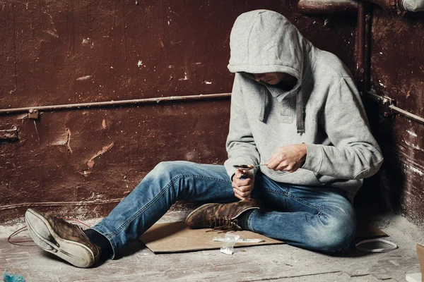 Les Mains Drogué Qui Fait Fondre Cocaïne Dans Une Cuillère — Photo