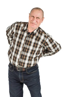 Beyaz bir arka plan üzerinde sırt ağrıları ile yaşlı adam