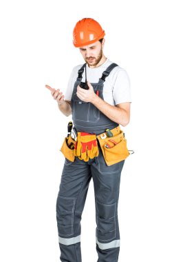 Builder konuşur, thewalkie-talkie yemin ediyor. Beyaz arka plan üzerinde izole.