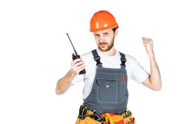 Builder konuşur, thewalkie-talkie yemin ediyor. beyaz izole