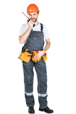 Builder konuşur, thewalkie-talkie yemin ediyor. beyaz izole