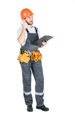 Builder panoya yazar. Beyaz adam izole