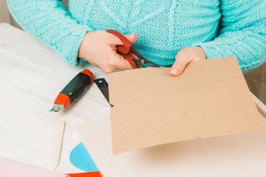 El yapımı, kızı dışarı-in kağıt keser. Scrapbooking bir düğün ya da diğer tatil dekorasyon için. Scrapbooking için Araçlar.