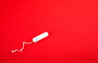 Kadın kadınsı hijyen ürün. Kırmızı bir arka plan üzerinde beyaz tamponlar