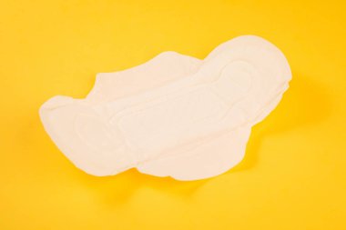 Sarı bir arka plan üzerinde hijyenik pedler ve tampon. hijyen ürünleri.