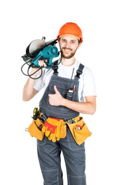 Bir Oluşturucu veya koruyucu bir kask içinde bir çalışan onun elinde elektrikli testere ile. Beyaz arka plan üzerinde izole.