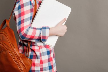 Bir öğrenci kadın bir kara tahta üzerinde gri bir arka planda tutuyor. kadın ve yaşam biçimi