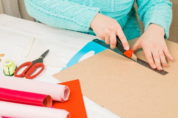 El yapımı, kızı dışarı-in kağıt keser. Scrapbooking bir düğün ya da diğer tatil dekorasyon için. Scrapbooking için Araçlar.