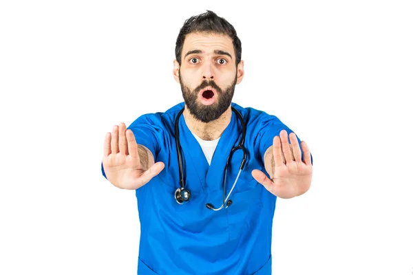 Der Wütende Arzt Zeigt Eine Stoppgeste Isoliert Auf Weißem Hintergrund — Stockfoto