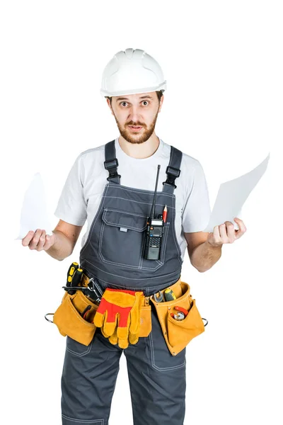 Um construtor ou trabalhador em um capacete de proteção quebra o contrato t — Fotografia de Stock