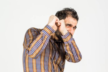 korkmuş bir genç adam onun yüzünde endişeli bir ifade ile