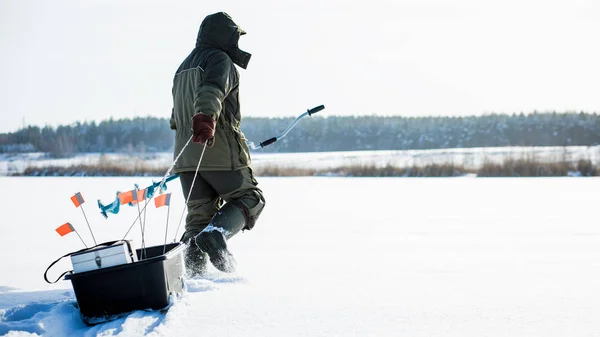 Silhouette Eines Fischers Mit Schlitten Winterfischen Eisfischen Freizeit Winterlandschaft Fischer — Stockfoto