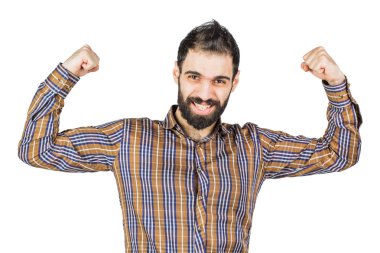 Başarıyı kutlayan genç bir adamın portresi beyaz arka planda izole edilmiş..