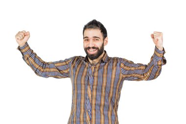 Başarıyı kutlayan genç bir adamın portresi beyaz arka planda izole edilmiş..